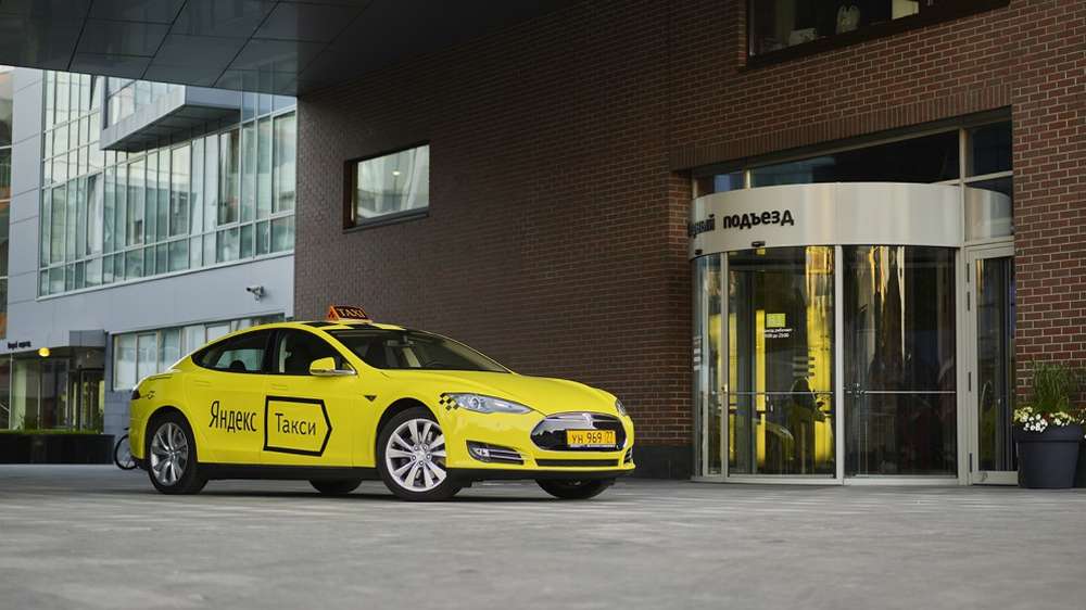 Электрокар Tesla Model S пополнил автопарк Яндекс.Такси в Санкт-Петербурге