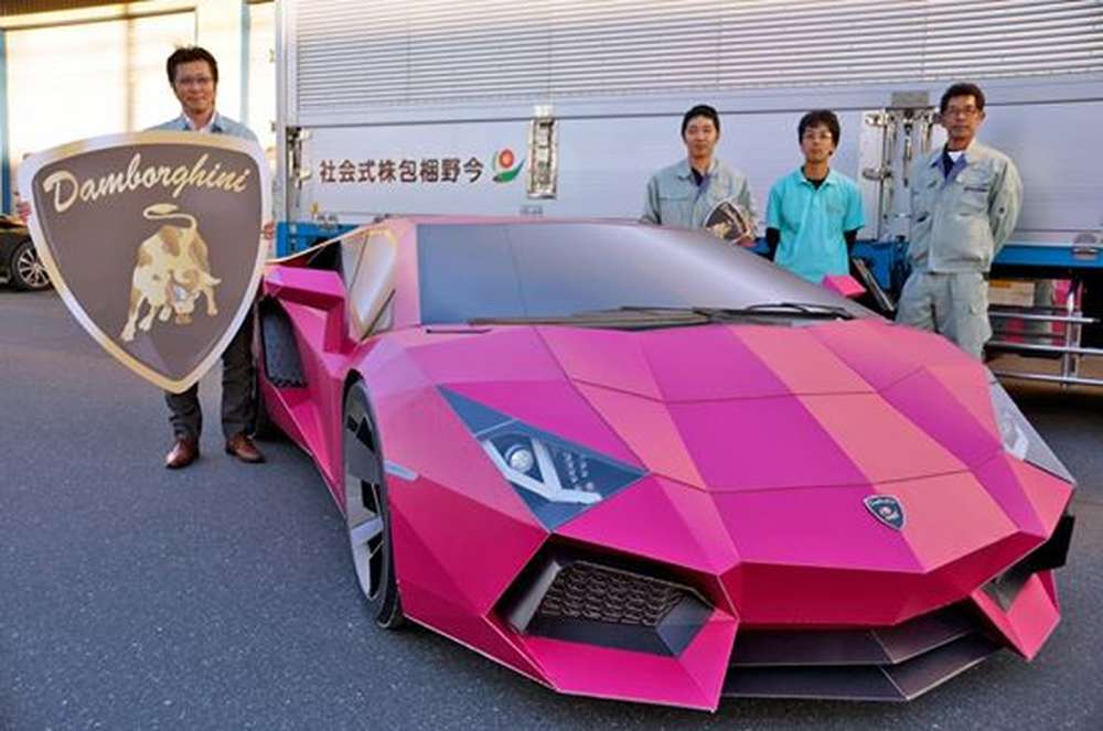 В Японии сделали розовый Lamborghini Aventador из картона