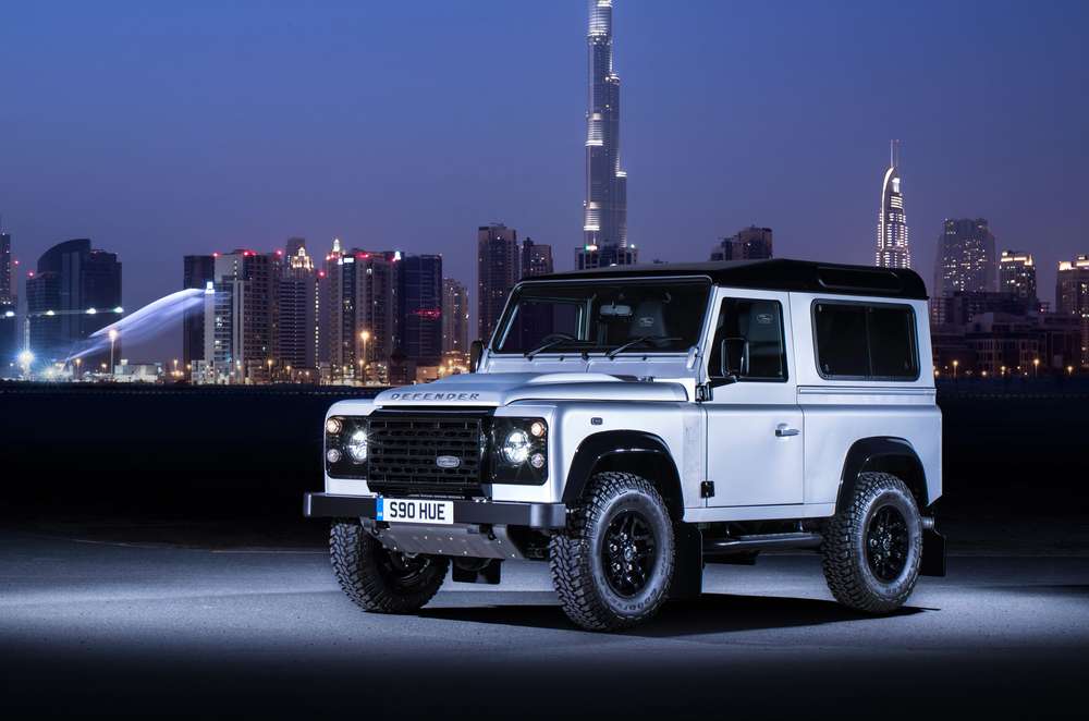 Двухмиллионный экземпляр внедорожника Land Rover Defender продан за 600 тысяч долларов