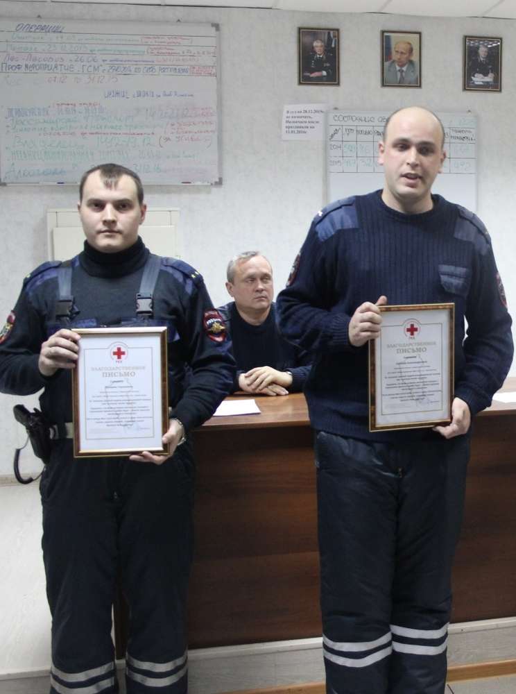 Двух новокузнецких автоинспекторов наградили за спасение жизни человека