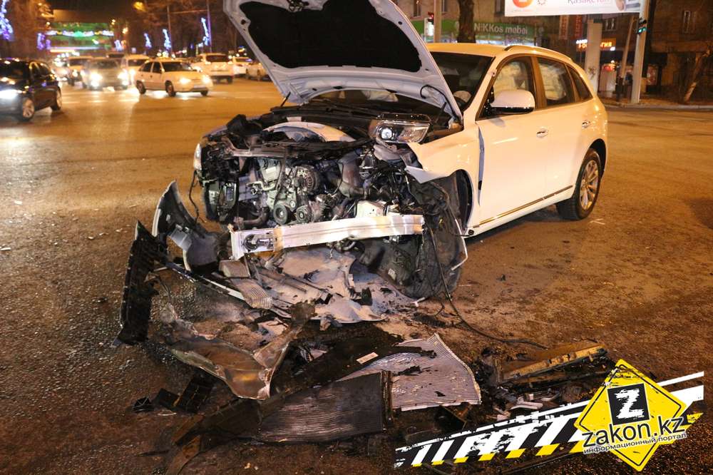 В Алматы произошло мощное ДТП с участием Audi Q5 и Toyota Camry