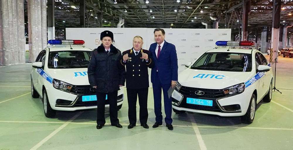 Два экземпляра Lada Vesta отправились на службу в полицию