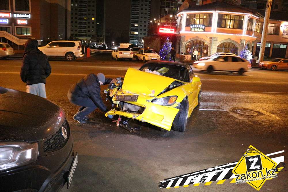 В Алматы водитель Honda S2000 протаранила припаркованные авто