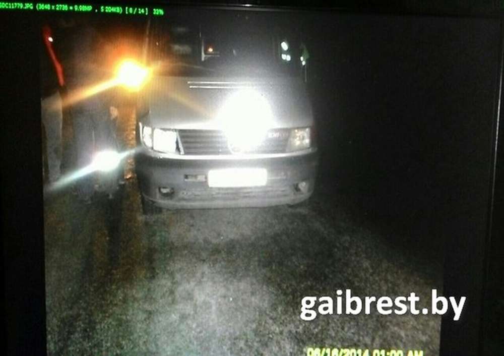 В Малоритском районе под колесами Mercedes Vito погибла женщина