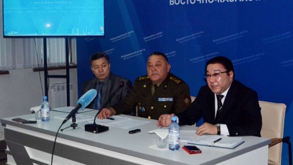 Около 1000 человек, оставшихся в метель на дорогах, спасли в ВКО