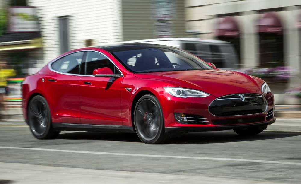 Tesla подарит клиенту топовый седан за привлечение 188 покупателей