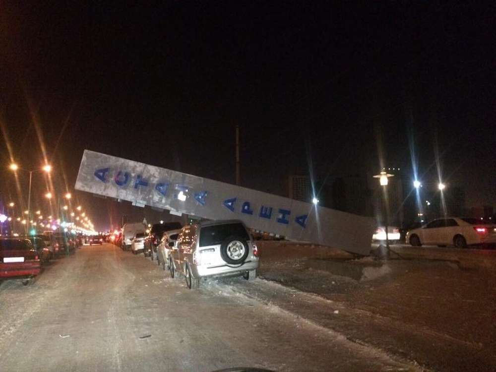В Астане на машины болельщиков упал столб стадиона