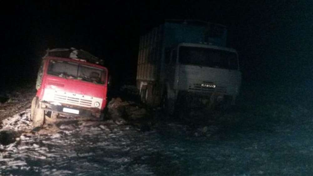 15 грузовых авто застряли в грязи на трассе в Карагандинской области