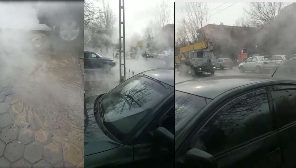 Улицу в Алматы затопило горячей водой