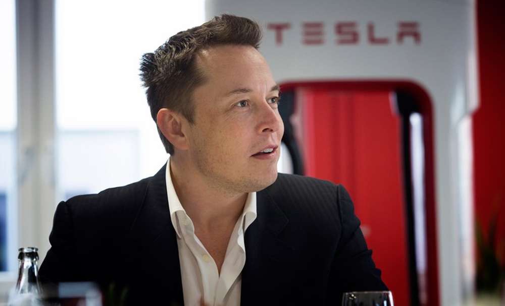 Новый софт Tesla позволяет парковать электрокары на автопилоте