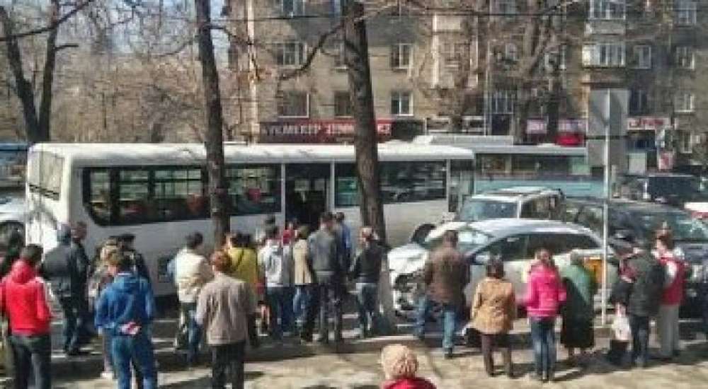 Автобус снес три припаркованных авто в Алматы