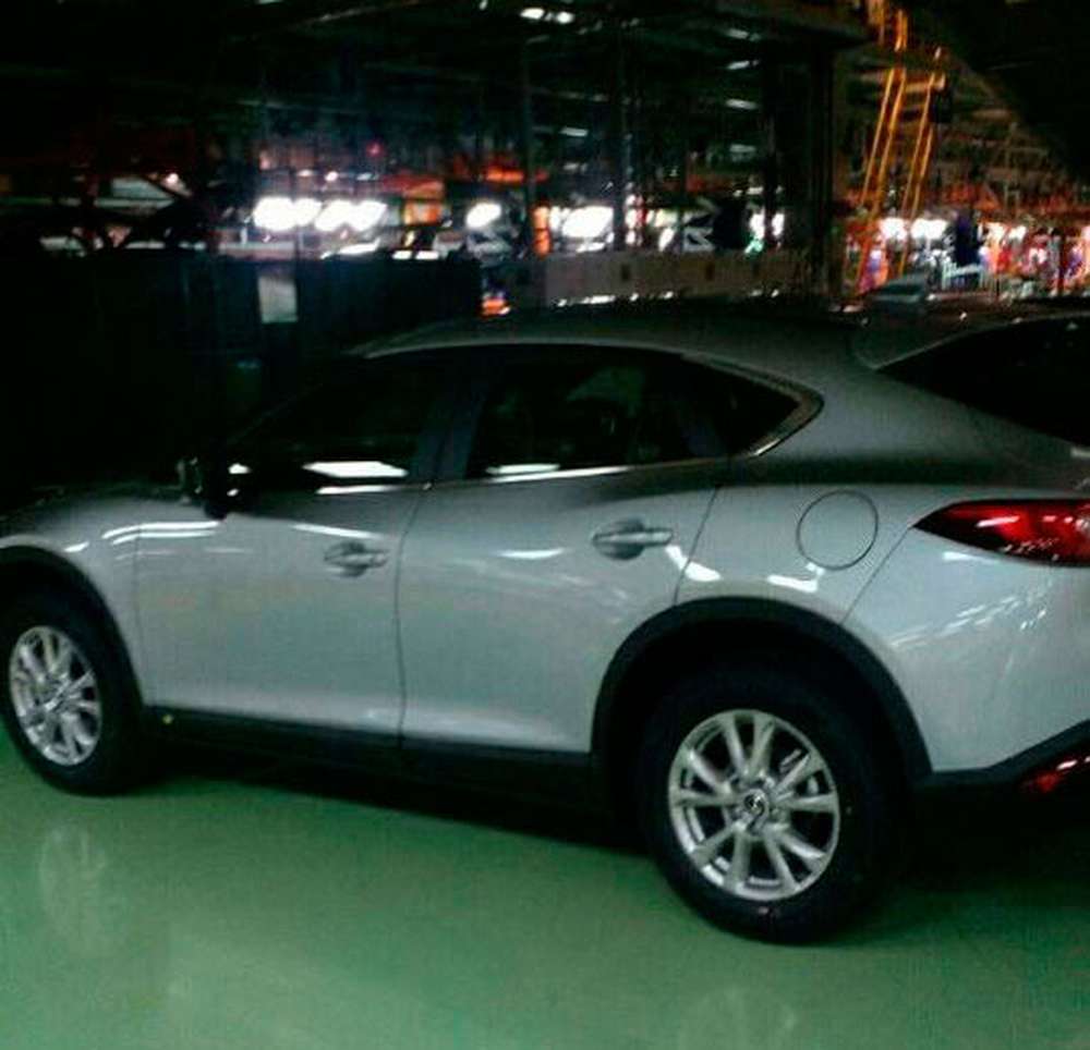 Кроссовер Mazda CX-4 замечен без камуфляжа