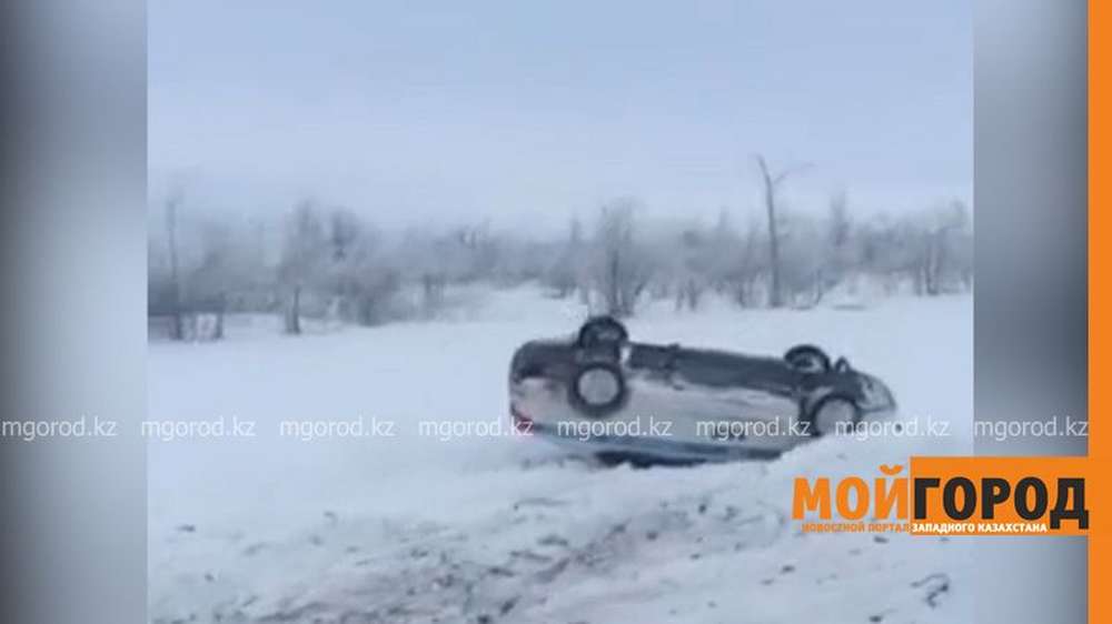 Полицейская машина перевернулась на трассе в ЗКО