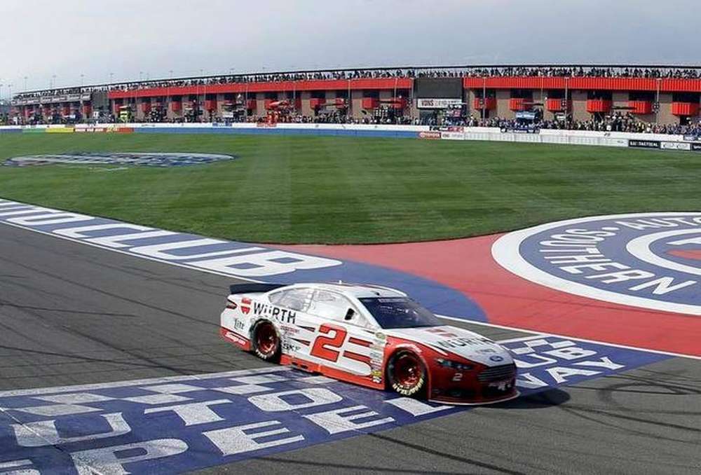 Кезеловски выиграл гонку NASCAR Sprint Cup в Фонтане