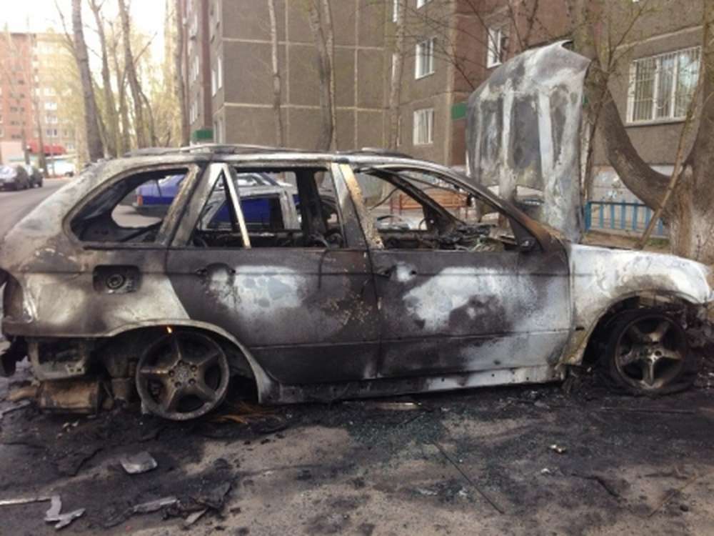 В Павлодаре неизвестные в течении двух лет поджигают машины во дворе