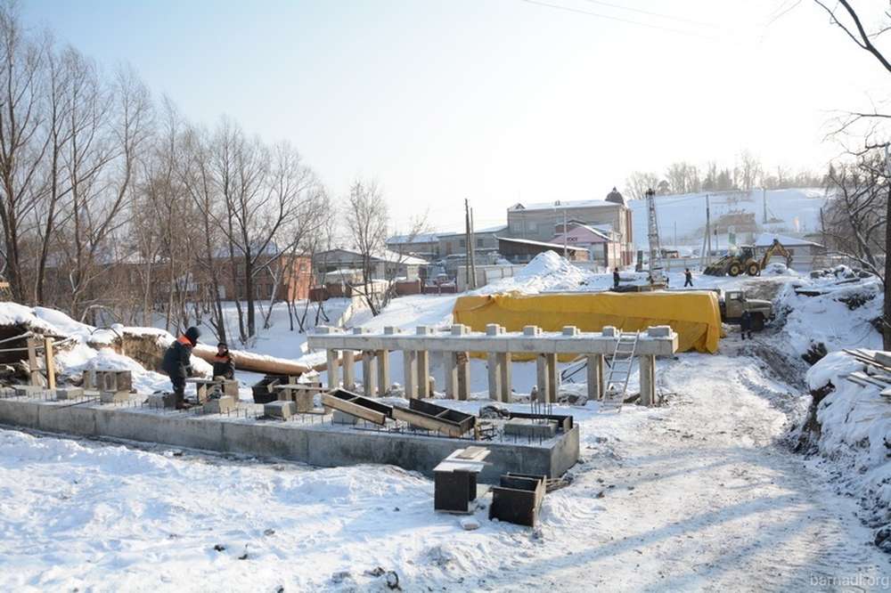 В Барнауле продолжается реконструкция двух мостов через Барнаулку