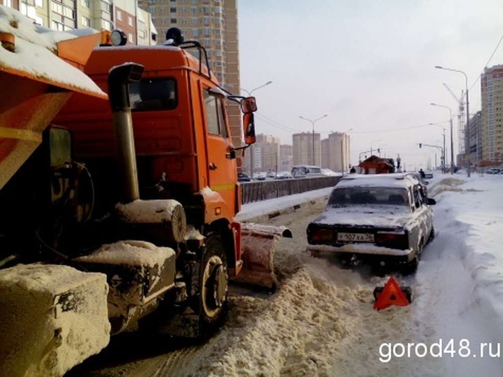 Снегоуборчная машина в Липецке повредила четыре автомобиля