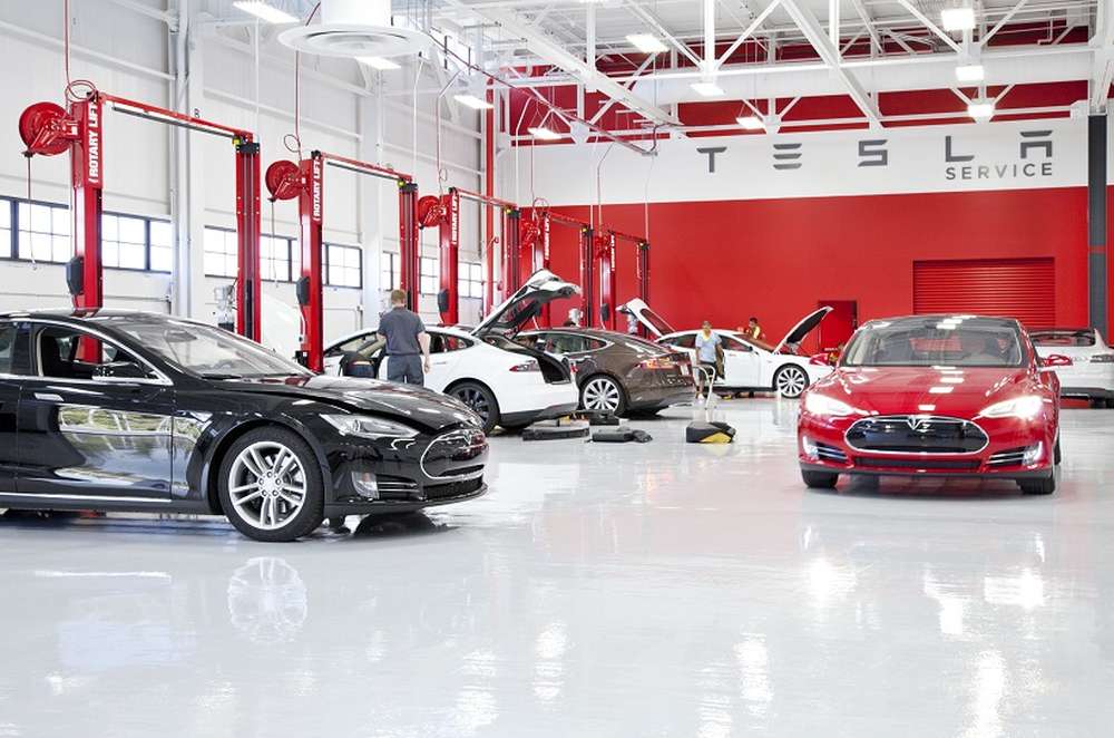 Tesla отстаивает право продавать машины напрямую потребителям