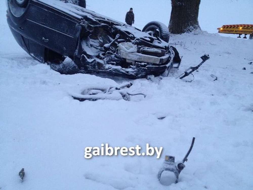 В Барановичском районе Mercedes занесло в кювет, где он опрокинулся