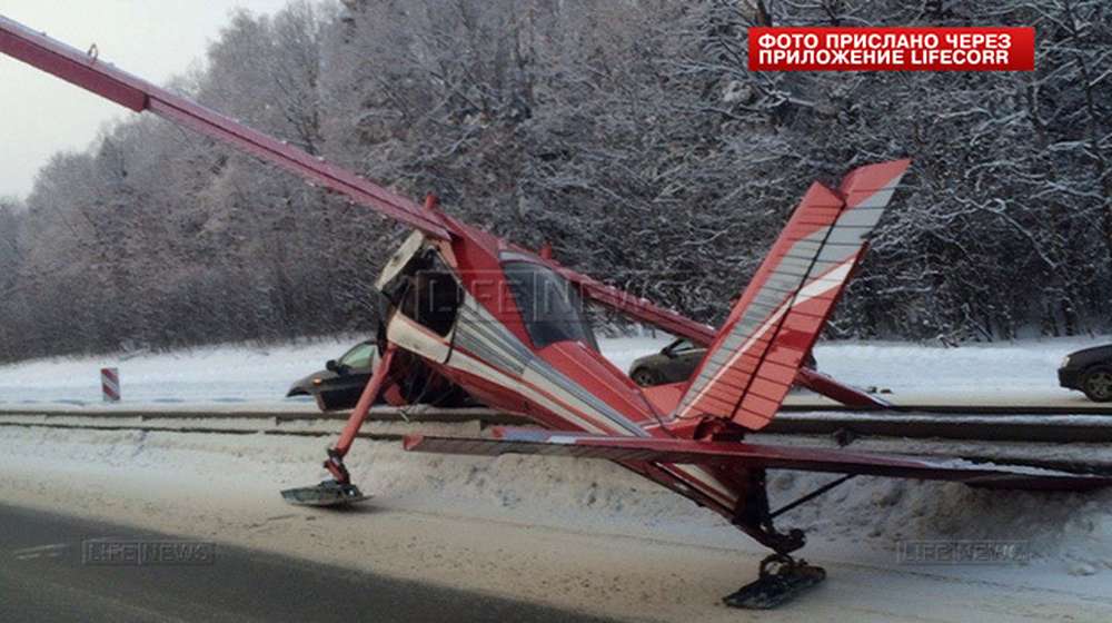 Самолет экстренно сел на Ярославское шоссе из-за отказа двигателя