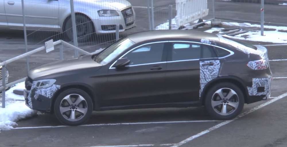 Кроссовер Mercedes-Benz GLC Coupe дебютировал на шпионском видео практически без камуфляжа
