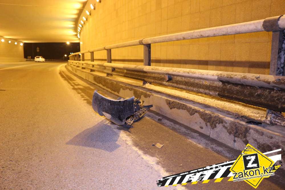 В Алматы Hyundai залетел в отбойник в тоннеле на ВОАД