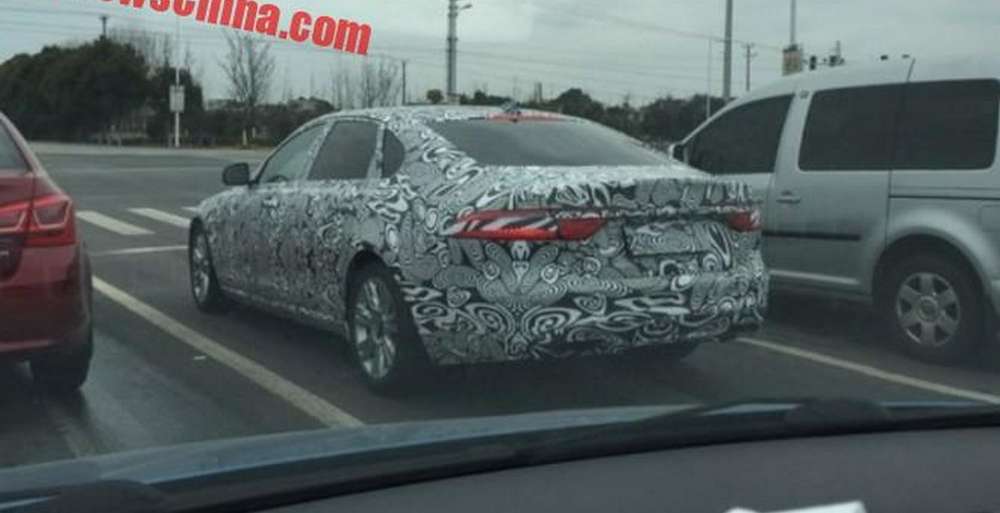 Jaguar XF L замечен фотошпионами в Китае