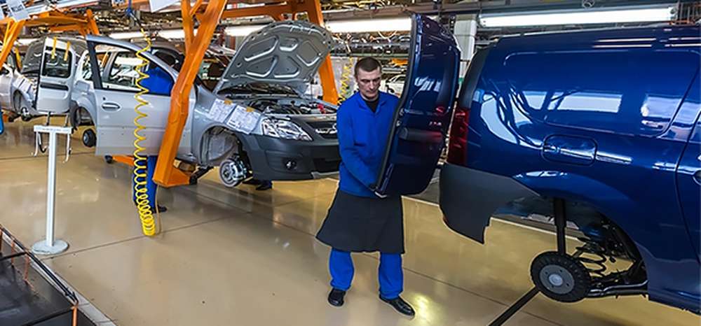Производство легковых автомобилей в России упало на 28%