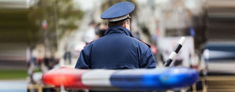 В Хабаровске оштрафовали гаишников, натиравших свои жезлы 5-тысячными купюрами