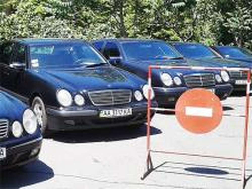 Организация приобрела легковой автомобиль. Украина дипломаты машины. Фото автомобиль с дипломатом. Украина беспошлинные авто. Журнал машины дипломаты.