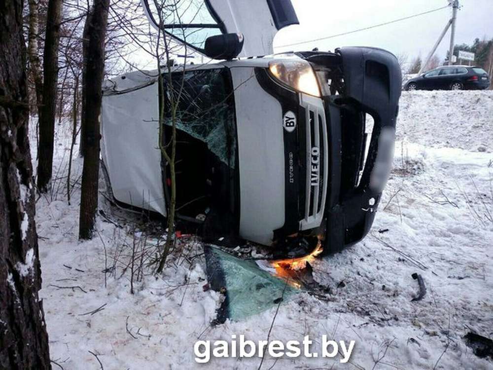В Ганцевичском районе опрокинулся фургон Iveco. Погибла пассажирка