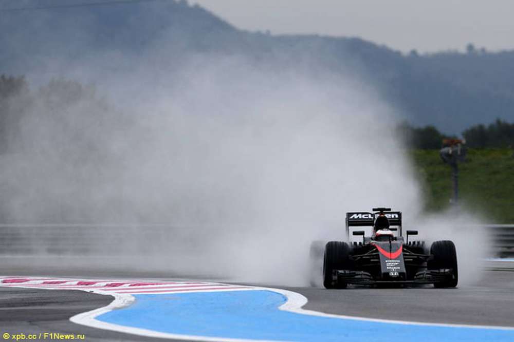 В McLaren Honda прервали работу из-за отказа двигателя