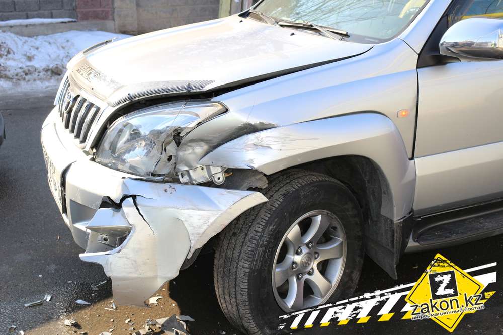 В мкр Ремизовка Алматы Land Cruiser прижал к забору встречную Camry