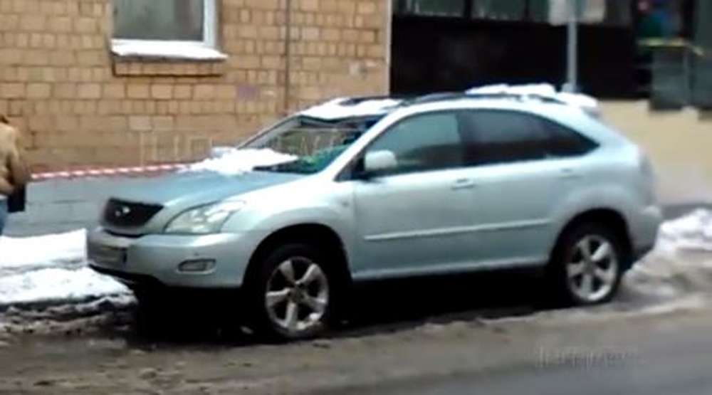 Упавшая глыба льда разбила Lexus на платной парковке в Москве