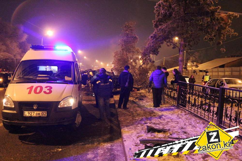 В Алматы водителя машины убило фрагментом снесенного забора