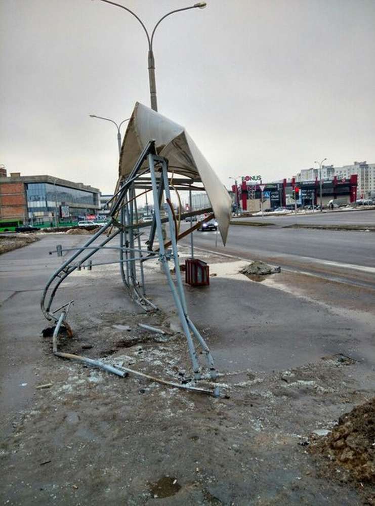 В Каменной Горке Audi A6 врезался в остановку