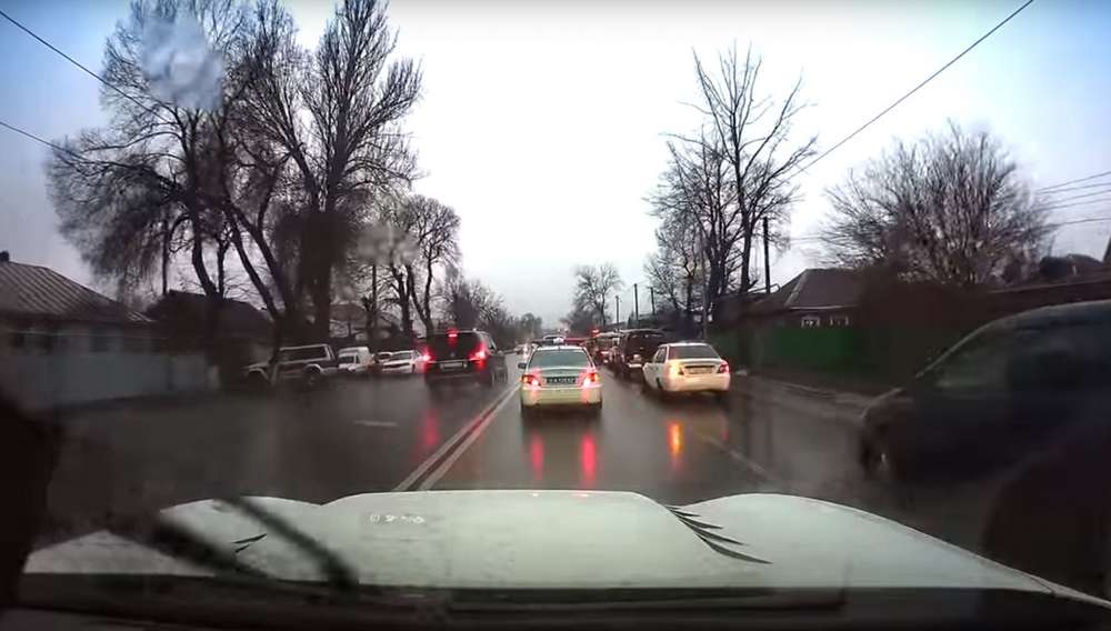 Безразличие дорожного патруля к нарушителям в Алматы объяснили в ДВД