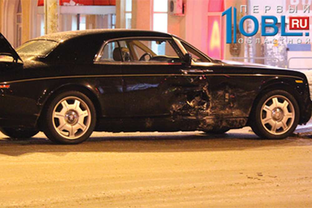 В Челябинске ВАЗ врезался в Rolls-Royce Phantom