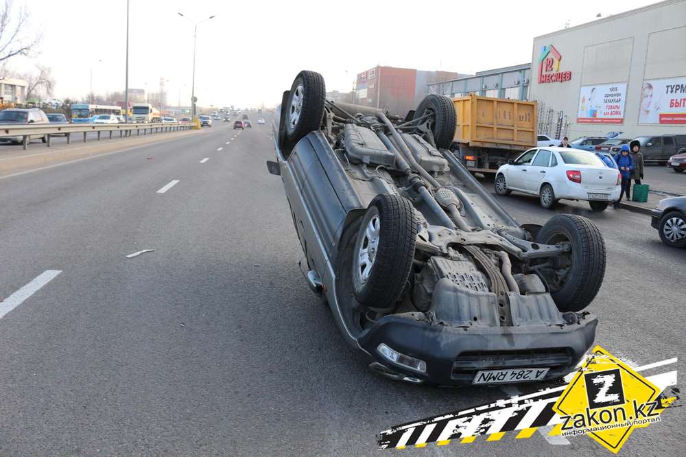 В Алматы водитель неуправляемого на гололеде Opel столкнулся с несколькими машинами