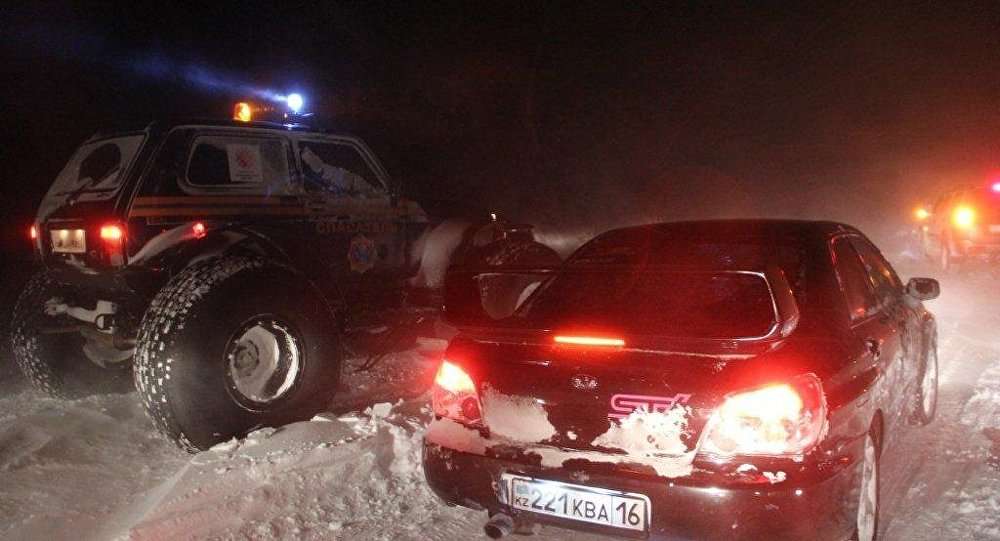 Пять автобусов и около 100 автомашин вызволены из снежных заносов в ВКО