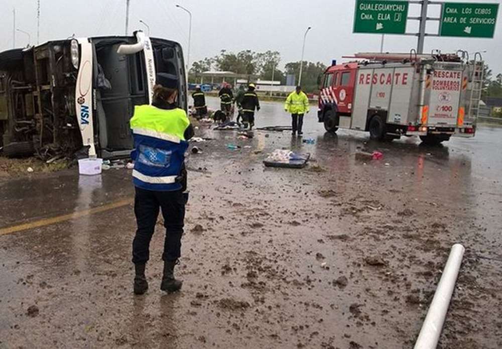 В Аргентине пять человек погибли при опрокидывании автобуса
