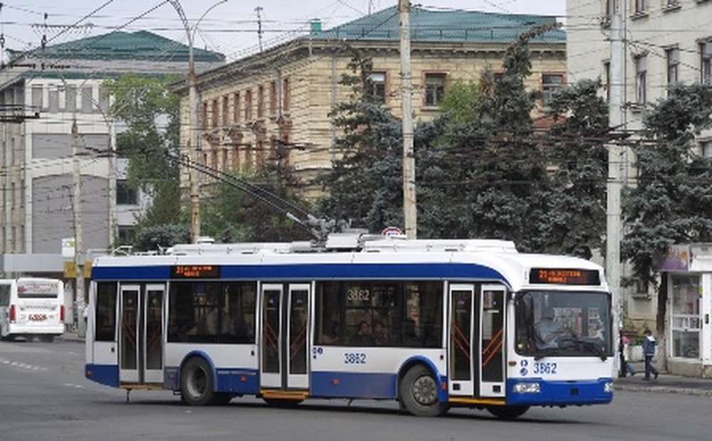 Пьяная женщина-водитель троллейбуса устроила ДТП в центре Кишинева