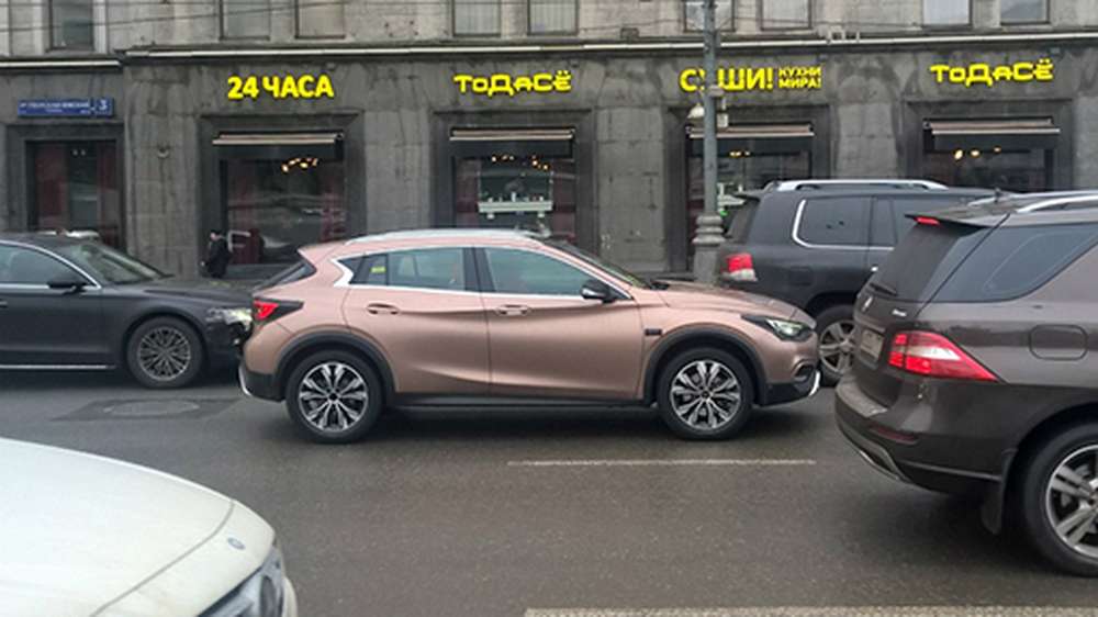 Infiniti QX30 сфотографировали в Москве до премьеры