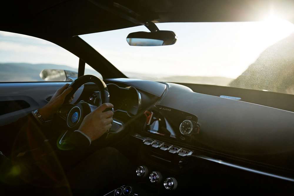 Renault рассекретил салон нового спорткара Alpine