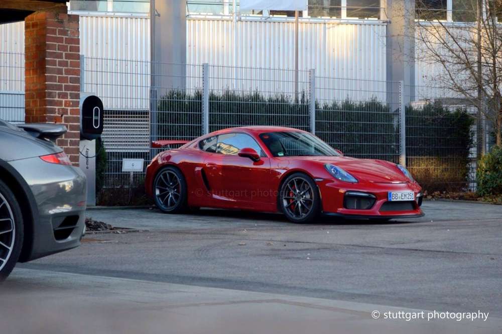 На немецких улицах была замечена автомобильная новинка Porsche Cayman GT4