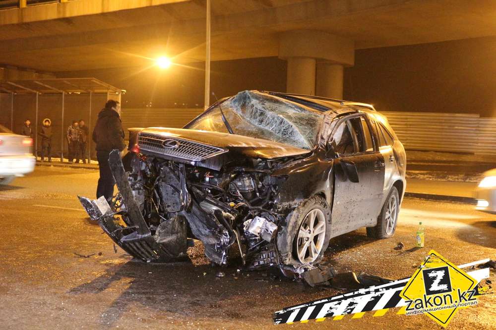 Lexus перевернулся на пр. Райымбека в Алматы