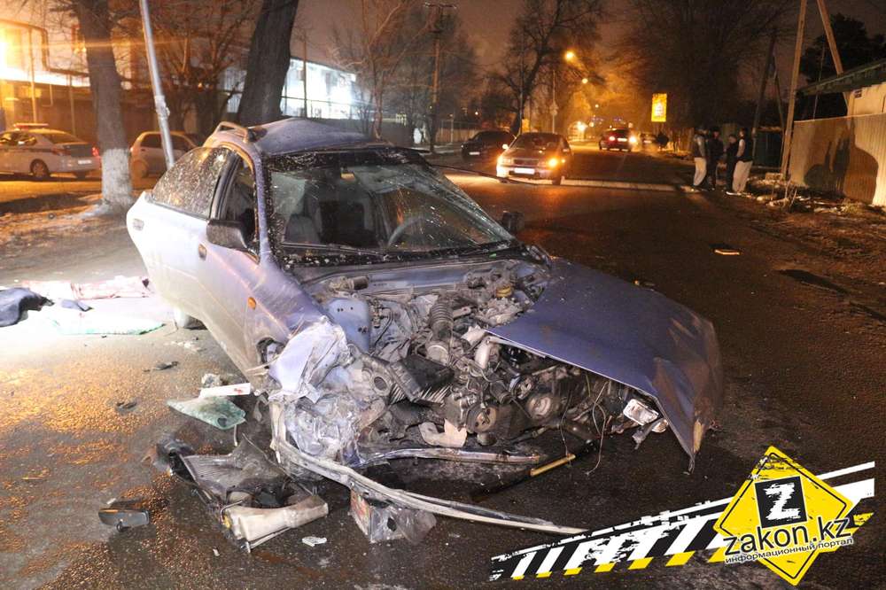 В Алматы Subaru протаранил дерево и столб