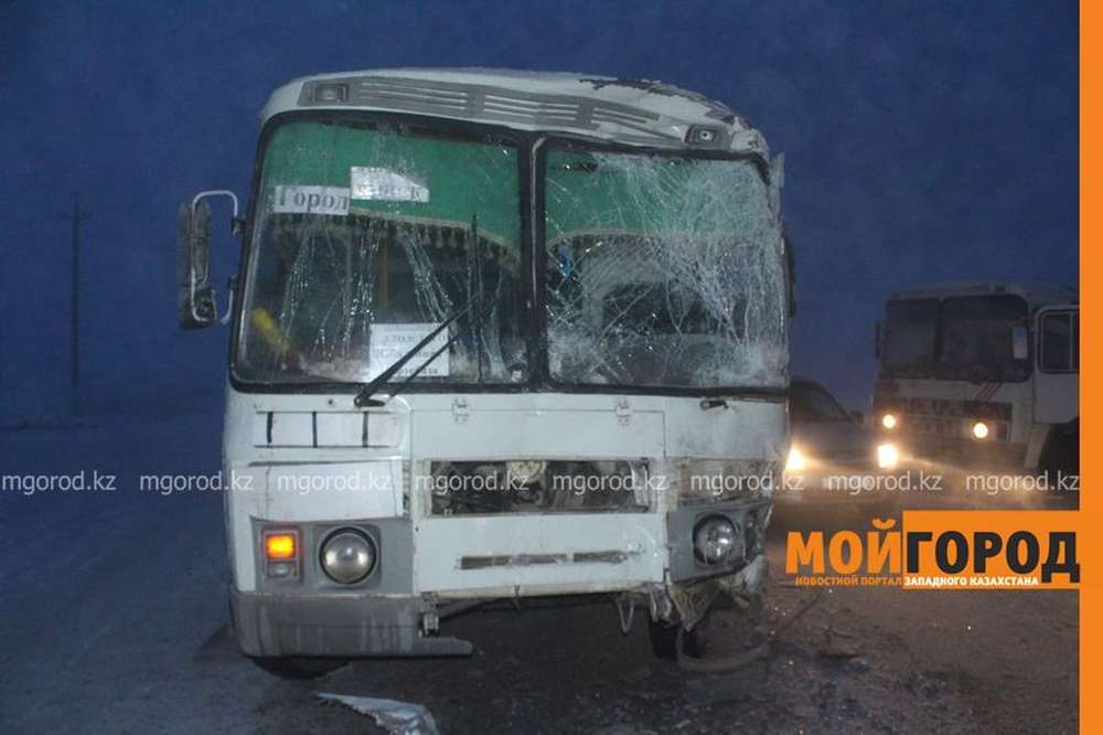 В Уральске на объездной дороге столкнулись два пассажирских автобуса