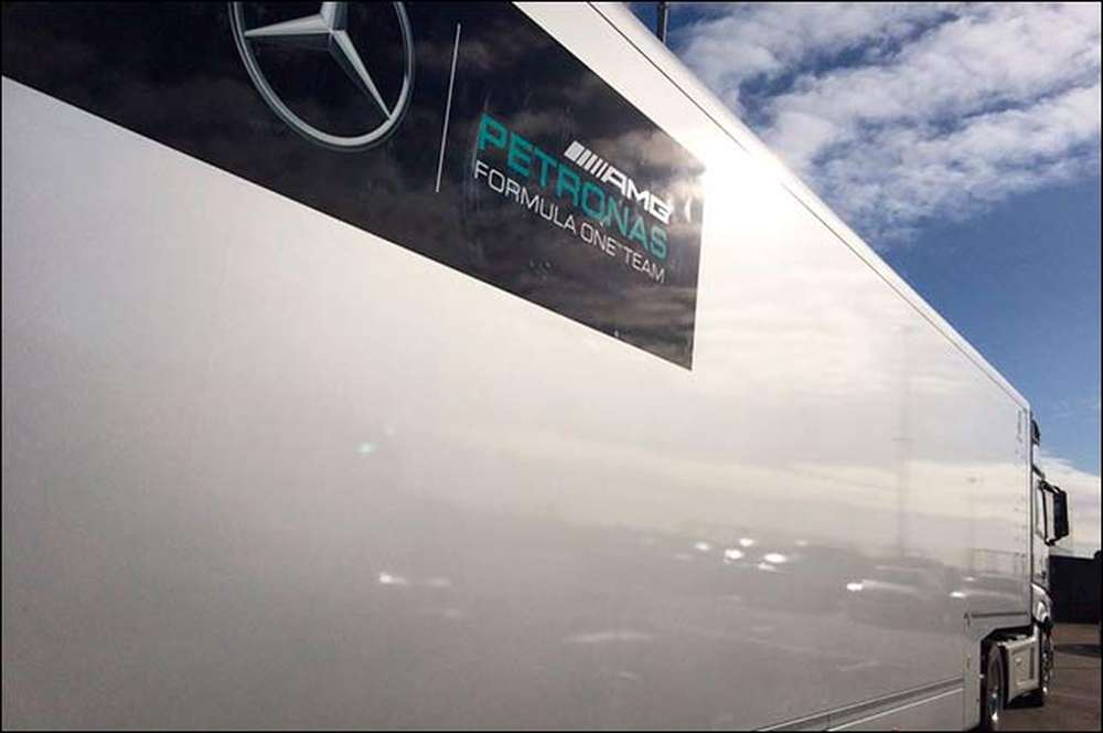 Хэмилтон начнёт тесты Mercedes в Барселоне