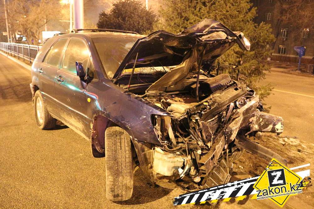 В Алматы водитель Lexus снес железное ограждение